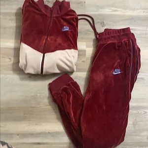 Women’s gently worn Nike tracksuit size small.